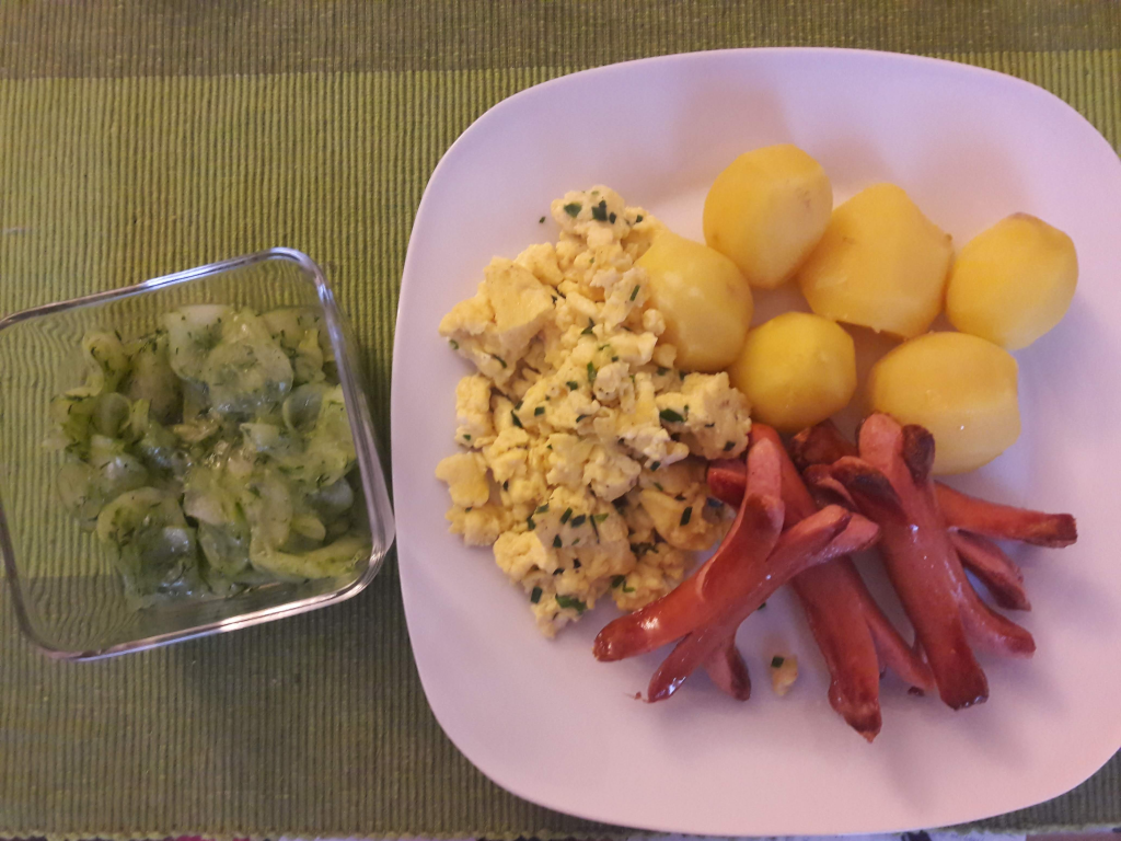 Kartoffeln mit Rührei, kleinen Würstchen und Gurkensalat ...